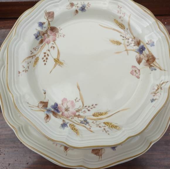 Mikasa dinnerware - Picture 3 of 6